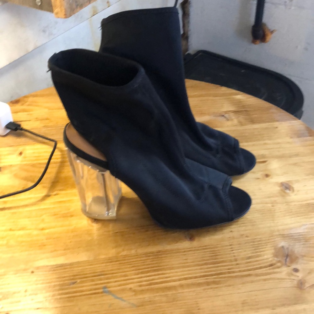 Black heel cut out dress shoes